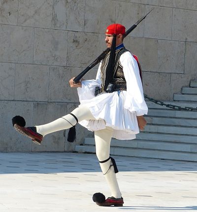 Soldado Evzon realizando el cambio de guardia en frente del parlamento griego