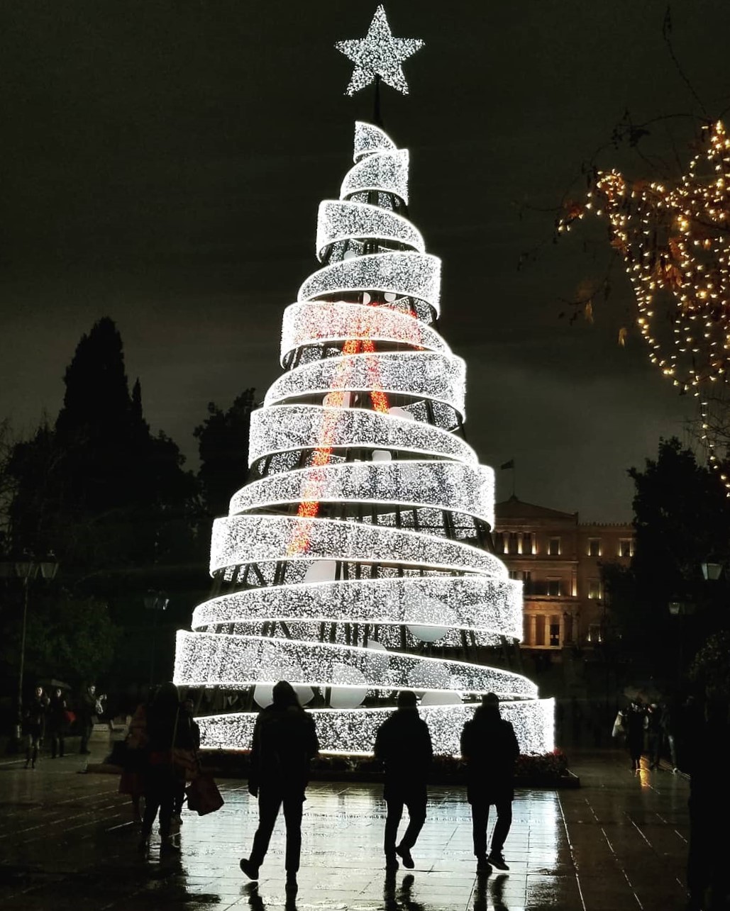 Arbol de Navidad situado en la Plaza más famosa de Atenas, Grecia (llamada Sintagma). Forma parte de la decoración navideña, con el parlamento griego de fondo. 