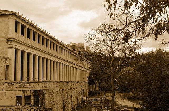 Estoa de Átalos situada en el recinto arqueológico del ágora griega, precio de la entrada gratuito.