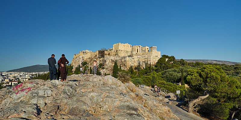 Vistas desde el tribunal durante la Antigua Grecia, con la Acrópolis de Atenas de fondo