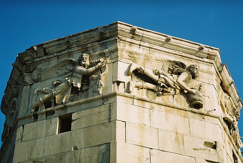 Decoración de la torre de los vientos, situada en el recinto arqueológico del ágora romana