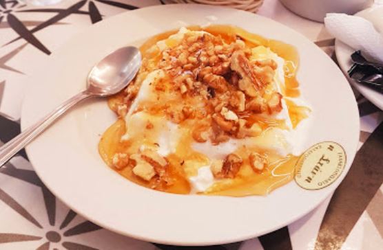 Yogurt con miel en un restaurante griego