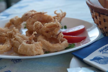 calamar frito típico de la gastronomía griega